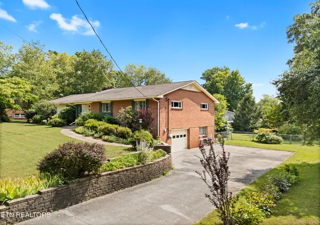 Photo 3 of Sale Pending at 8300 Bennington Dr, Knoxville, TN 37909 | MLS# 1353994 | Listing updated on 2026-09-05
