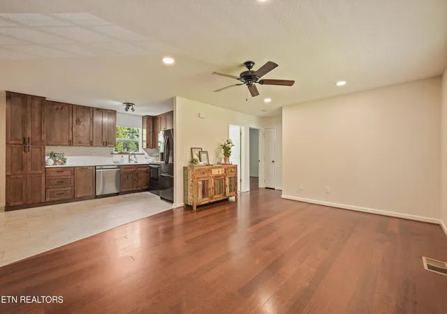 Photo 4 of Single family home for sale at 429 Woodlawn Pike, Knoxville, TN 37920 | MLS# 1353729 | Listing updated on 2026-09-19