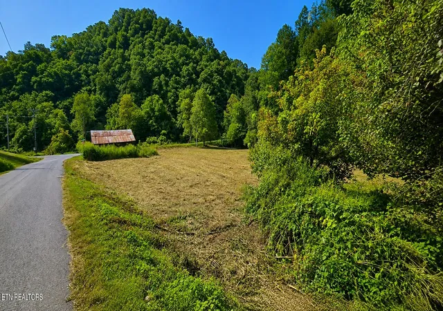 Photo 3 of Sale Pending at 718 Kettle Hollow Rd, Maynardville, TN 37807 | MLS# 1353686 | Listing updated on 2026-09-08