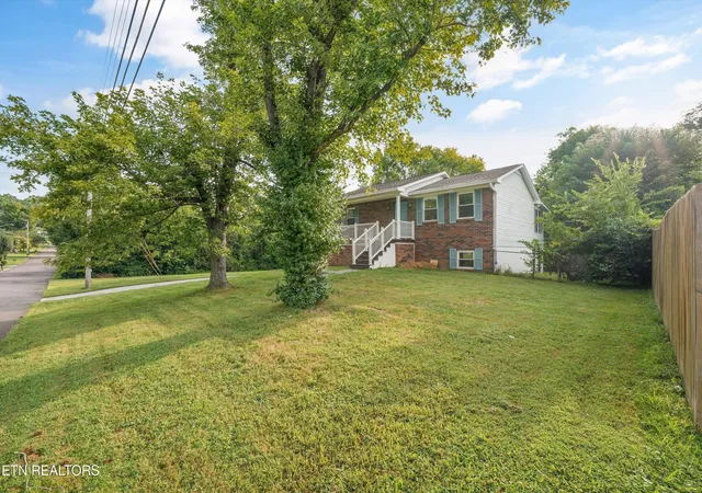 Photo 3 of Sale Pending at 2108 Nw Ho Co Ta Ke Ln, Knoxville, TN 37912 | MLS# 1354673 | Listing updated on 2026-09-14
