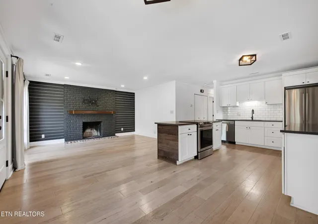 Photo 2 of Sale Pending at 1220 Huntington Rd, Knoxville, TN 37919 | MLS# 1353827 | Listing updated on 2026-09-12