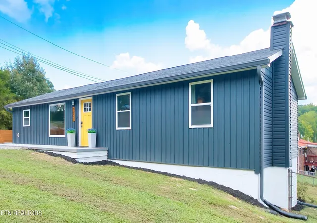 Photo 2 of Single family home for sale at 1502 Shadowood Dr, Maryville, TN 37803 | MLS# 1353723 | Listing updated on 2026-09-23