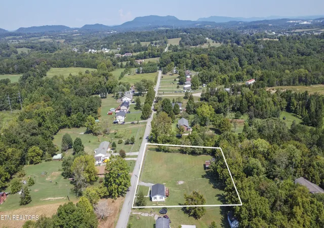 Photo 3 of Sale Pending at 308 Cash Rd, Knoxville, TN 37924 | MLS# 1353813 | Listing updated on 2026-10-05