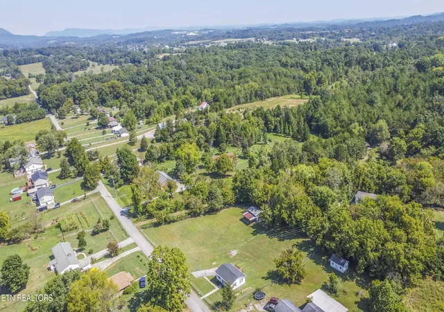 Photo 3 of Sale Pending at 308 Cash Rd, Knoxville, TN 37924 | MLS# 1353813 | Listing updated on 2026-10-05