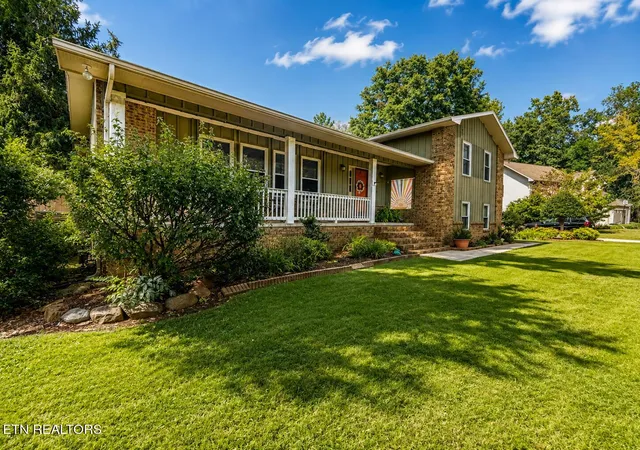 Photo 2 of Sale Pending at 2110 Wakefield Cir, Maryville, TN 37803 | MLS# 1353850 | Listing updated on 2026-09-09
