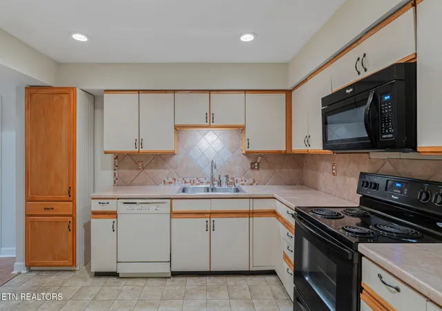 Listing Photo 4 - Condo for sale in building located at 10456 Laura Lee Ln, Knoxville, TN 37922