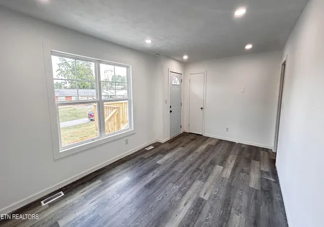 Photo 4 of Single family home for sale at 1810 Eastern Ave, Morristown, TN 37813 | MLS# 1356662 | Listing updated on 2026-10-10