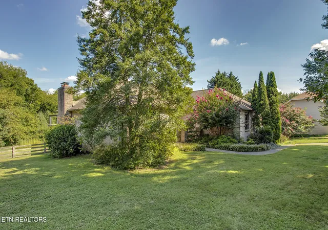 Photo 3 of Sale Pending at 318 Mapletree Dr, Knoxville, TN 37934 | MLS# 1354689 | Listing updated on 2026-09-07