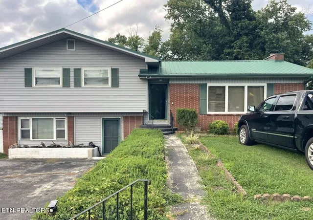 Photo 1 of Single family home for sale at 1102 W Chester Ave, Middlesboro, KY 40965 | MLS# 1355810 | Listing updated on 2026-09-17