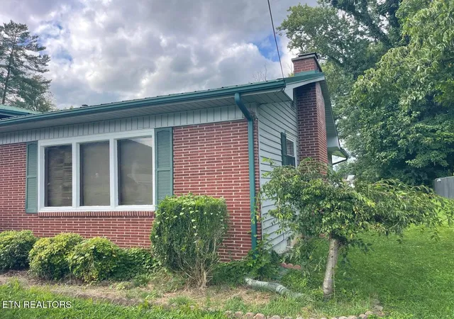Photo 3 of Single family home for sale at 1102 W Chester Ave, Middlesboro, KY 40965 | MLS# 1355810 | Listing updated on 2026-09-17