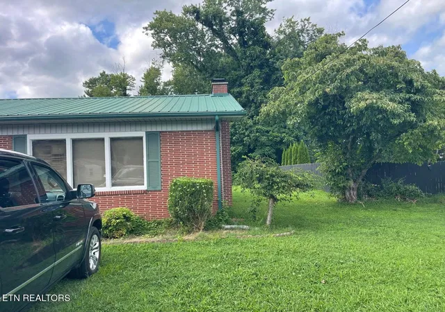 Photo 3 of Single family home for sale at 1102 W Chester Ave, Middlesboro, KY 40965 | MLS# 1355810 | Listing updated on 2026-09-17