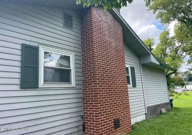 Photo 4 of Single family home for sale at 1102 W Chester Ave, Middlesboro, KY 40965 | MLS# 1355810 | Listing updated on 2026-09-17