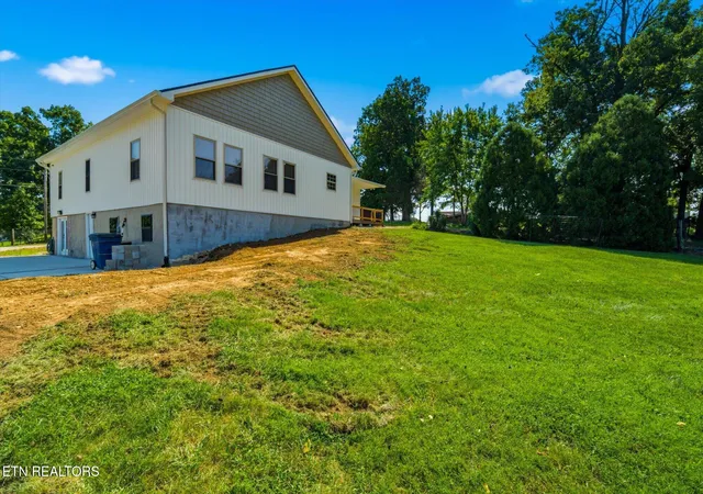 Photo 3 of Single family home for sale at 327 Bethel Rd, Clinton, TN 37716 | MLS# 1354982 | Listing updated on 2026-10-04