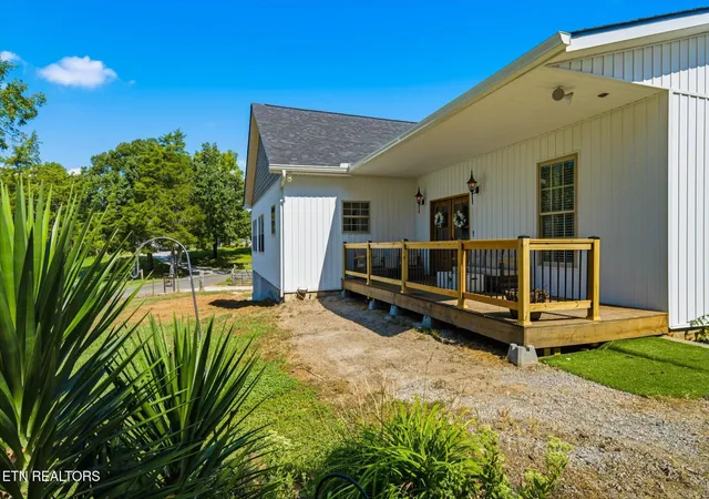 Photo 4 of Single family home for sale at 327 Bethel Rd, Clinton, TN 37716 | MLS# 1354982 | Listing updated on 2026-10-04