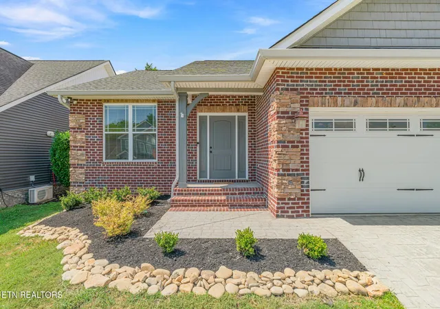 Photo 2 of Single family home for sale at 2721 Clay Top Ln, Knoxville, TN 37912 | MLS# 1354910 | Listing updated on 2026-09-09