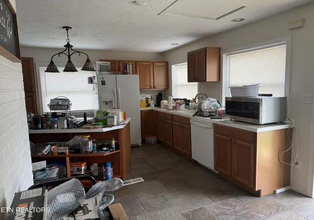 Photo 4 of Single family home for sale at 102 Victoria Rd, Oak Ridge, TN 37830 | MLS# 1354795 | Listing updated on 2026-09-10