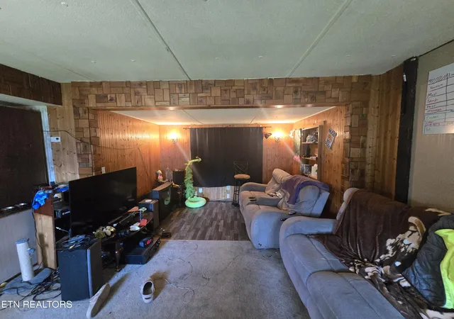 Photo 3 of Single family home for sale at 715 E Hemlock St, La Follette, TN 37766 | MLS# 1353862 | Listing updated on 2026-09-02
