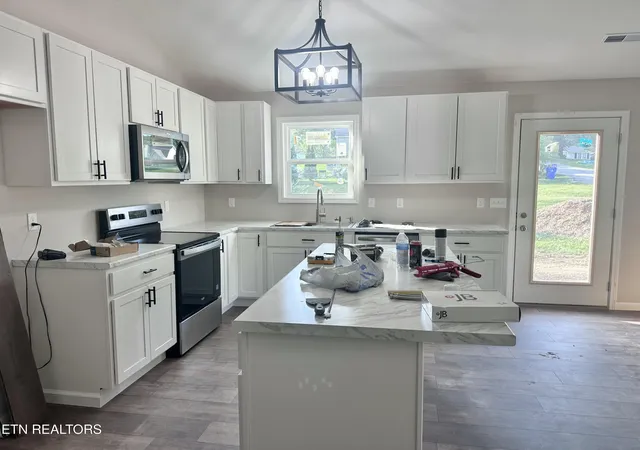 Photo 3 of Sale Pending at 541 Cherokee Ave, Clinton, TN 37716 | MLS# 1353904 | Listing updated on 2026-09-22