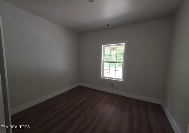 Photo 3 of Single family home for sale at 423 Roslyn Ave, Cumberland Gap, TN 37724 | MLS# 1353913 | Listing updated on 2026-09-01