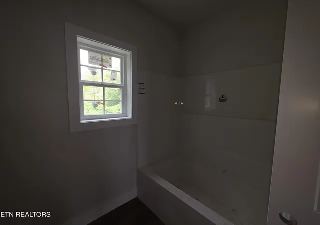 Photo 4 of Single family home for sale at 423 Roslyn Ave, Cumberland Gap, TN 37724 | MLS# 1353913 | Listing updated on 2026-09-01