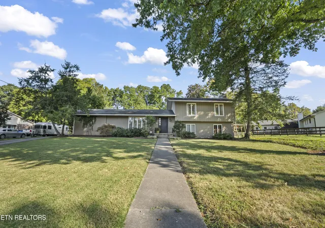 Photo 3 of Sale Pending at 8705 Wimbledon Dr, Knoxville, TN 37923 | MLS# 1353925 | Listing updated on 2026-09-08