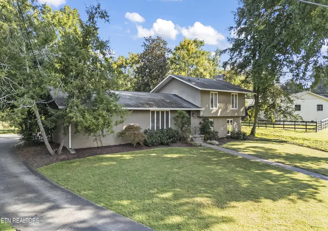 Photo 3 of Sale Pending at 8705 Wimbledon Dr, Knoxville, TN 37923 | MLS# 1353925 | Listing updated on 2026-09-08