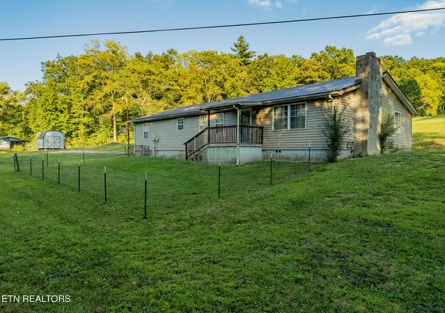 Single family home for sale at 375 Snow Hl Rd, Oakdale, TN 37829 | MLS# 1354091