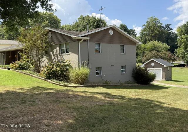 Photo 2 of Single family home for sale at 627 Greenwood Dr, Maryville, TN 37803 | MLS# 1354161 | Listing updated on 2026-09-04