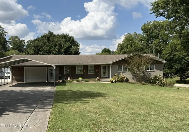 Photo 3 of Single family home for sale at 627 Greenwood Dr, Maryville, TN 37803 | MLS# 1354161 | Listing updated on 2026-09-04