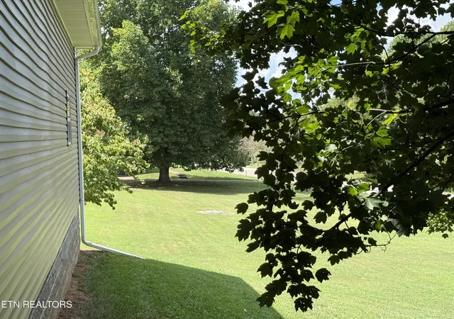 Photo 4 of Single family home for sale at 627 Greenwood Dr, Maryville, TN 37803 | MLS# 1354161 | Listing updated on 2026-09-04
