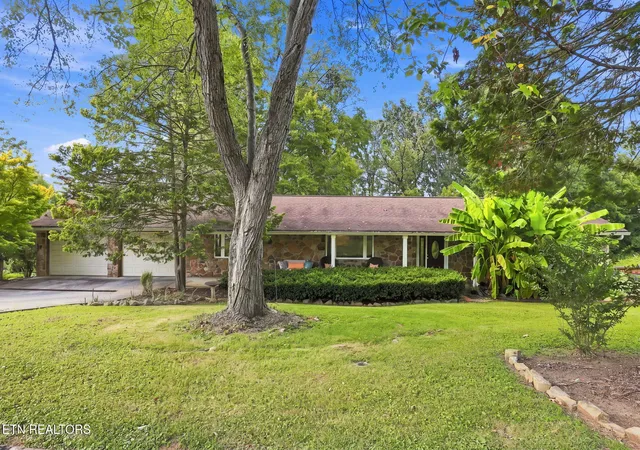 Photo 2 of Single family home for sale at 131 Cumberland View Dr, Oak Ridge, TN 37830 | MLS# 1354180 | Listing updated on 2026-10-07