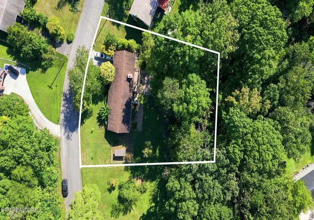 Photo 3 of Single family home for sale at 131 Cumberland View Dr, Oak Ridge, TN 37830 | MLS# 1354180 | Listing updated on 2026-10-07