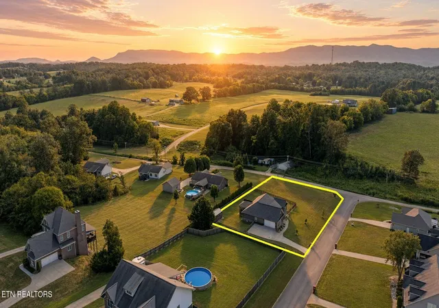 Photo 2 of Single family home for sale at 5004 Candlewood Ct, Maryville, TN 37804 | MLS# 1355512 | Listing updated on 2026-09-25