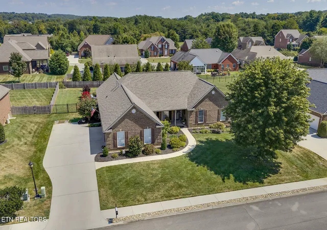 Photo 2 of Sale Pending at 253 E Port Dr, Lenoir City, TN 37772 | MLS# 1353960 | Listing updated on 2026-09-19
