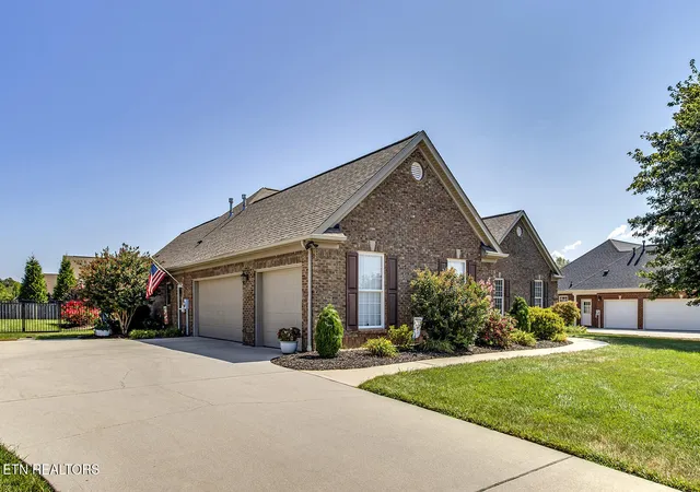 Photo 3 of Sale Pending at 253 E Port Dr, Lenoir City, TN 37772 | MLS# 1353960 | Listing updated on 2026-09-19