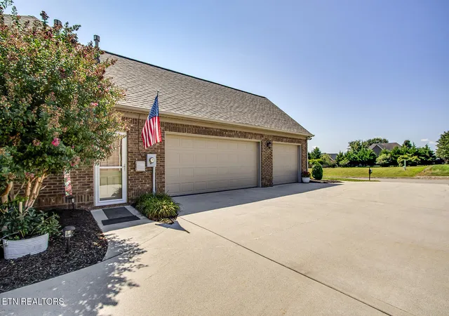 Photo 3 of Sale Pending at 253 E Port Dr, Lenoir City, TN 37772 | MLS# 1353960 | Listing updated on 2026-09-19
