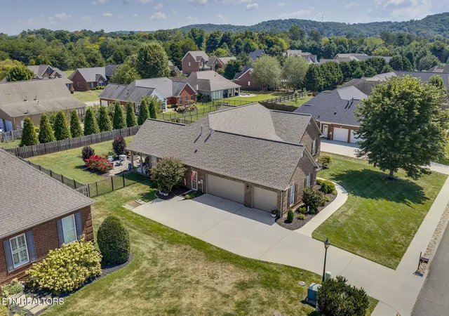 Photo 4 of Sale Pending at 253 E Port Dr, Lenoir City, TN 37772 | MLS# 1353960 | Listing updated on 2026-09-19