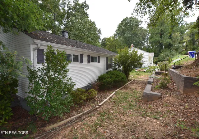 Photo 2 of Single family home for sale at 127 Amherst Ln, Oak Ridge, TN 37830 | MLS# 1354017 | Listing updated on 2026-09-01