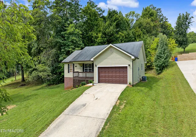 Photo 2 of Single family home for sale at 1015 N Old Grey Ridge Rd, Maryville, TN 37801 | MLS# 1355149 | Listing updated on 2026-09-18