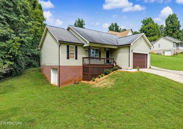 Photo 3 of Single family home for sale at 1015 N Old Grey Ridge Rd, Maryville, TN 37801 | MLS# 1355149 | Listing updated on 2026-09-18