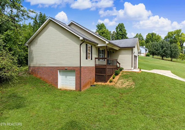 Photo 3 of Single family home for sale at 1015 N Old Grey Ridge Rd, Maryville, TN 37801 | MLS# 1355149 | Listing updated on 2026-09-18