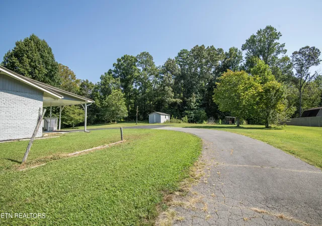 Photo 3 of Single family home for sale at 940 Riley Dr, Lenoir City, TN 37771 | MLS# 1354173 | Listing updated on 2026-09-14