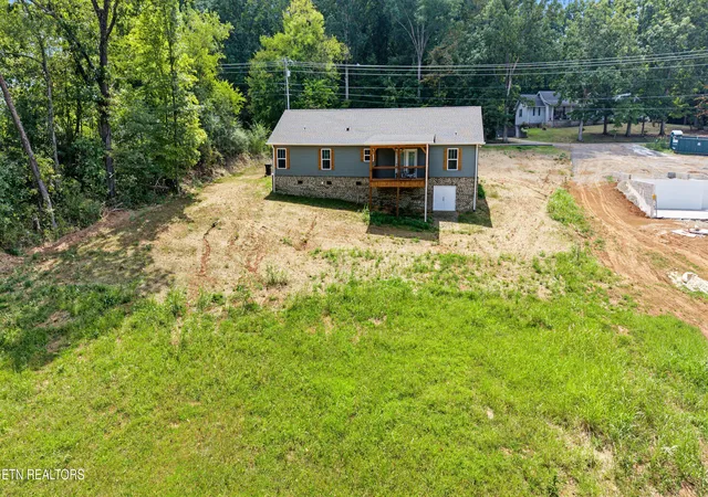 Photo 4 of Single family home for sale at 6221 Bingham Ln, Maryville, TN 37801 | MLS# 1354553 | Listing updated on 2026-09-17