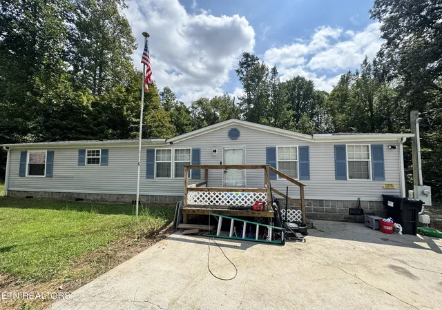 Photo 1 of Single family home for sale at 102 Loggers Ln, Clinton, TN 37716 | MLS# 1354813 | Listing updated on 2026-10-03