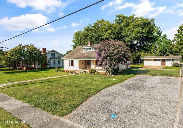 Photo 3 of Single family home for sale at 708 Ward Ave, Loudon, TN 37774 | MLS# 1354056 | Listing updated on 2026-09-06