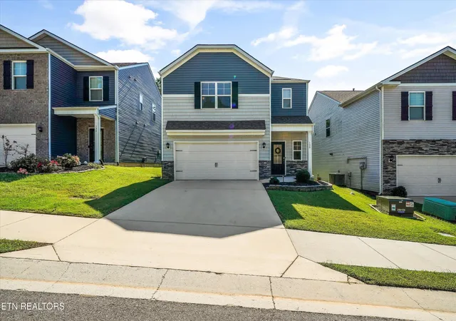 Photo 2 of Sale Pending at 130 Harbour Pointe Ln, Oak Ridge, TN 37830 | MLS# 1355638 | Listing updated on 2026-10-03