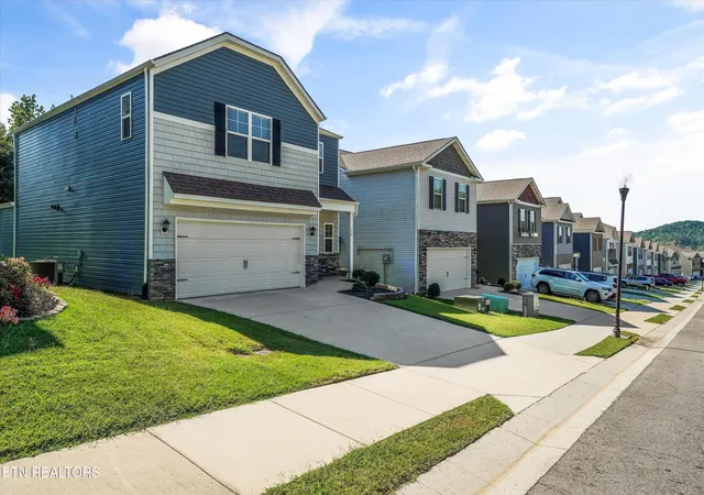 Photo 3 of Sale Pending at 130 Harbour Pointe Ln, Oak Ridge, TN 37830 | MLS# 1355638 | Listing updated on 2026-10-03