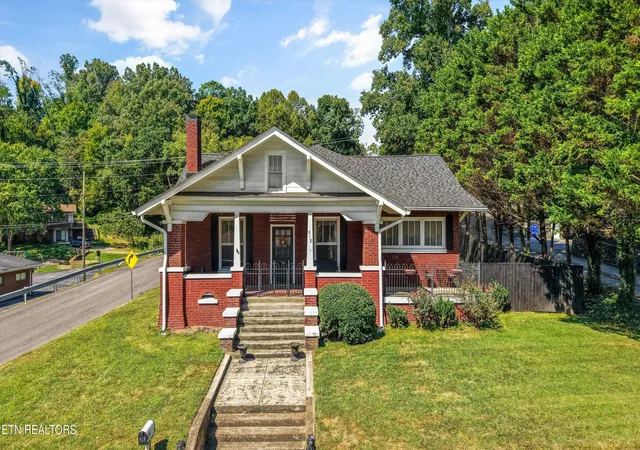 Photo 1 of Sale Pending at 518 N Main St, Clinton, TN 37716 | MLS# 1354156 | Listing updated on 2026-09-30