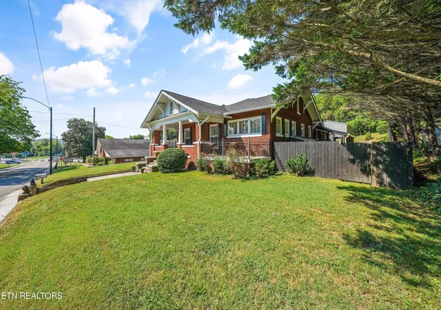 Photo 2 of Sale Pending at 518 N Main St, Clinton, TN 37716 | MLS# 1354156 | Listing updated on 2026-09-30