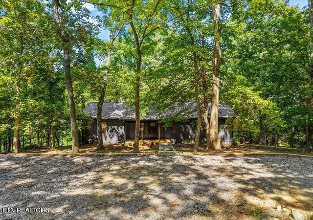 Photo 3 of Sale Pending at 1794 Lakeland Dr, Lenoir City, TN 37772 | MLS# 1355017 | Listing updated on 2026-09-14